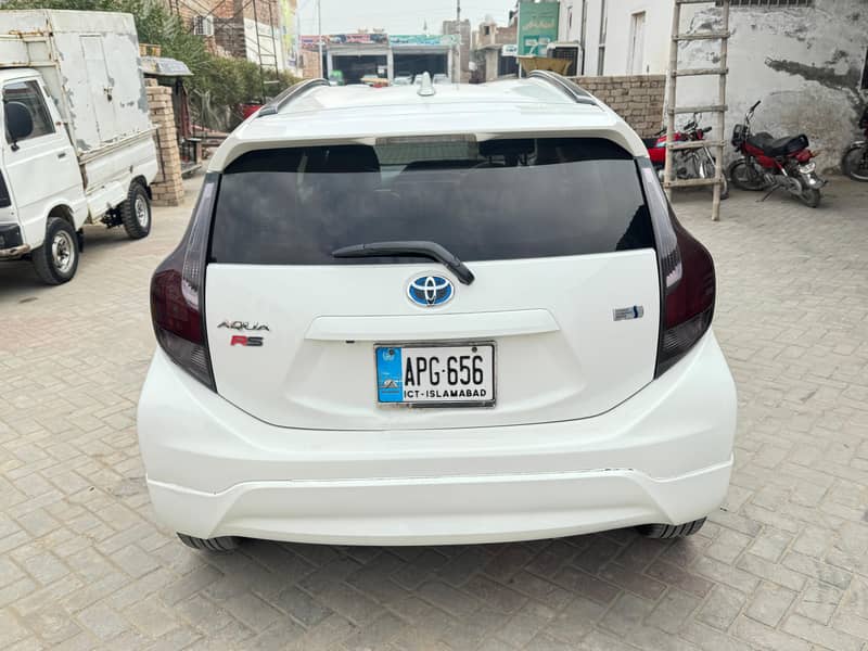 TOYOTA AQUA X Urban top of line  1500cc Hybrid

                                                            alt=