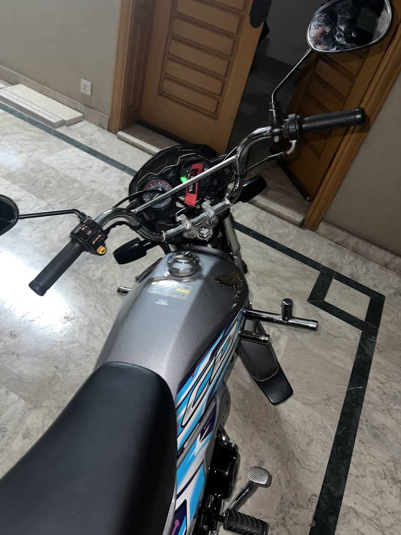 Honda Cd70 dream gray

                                                            alt=