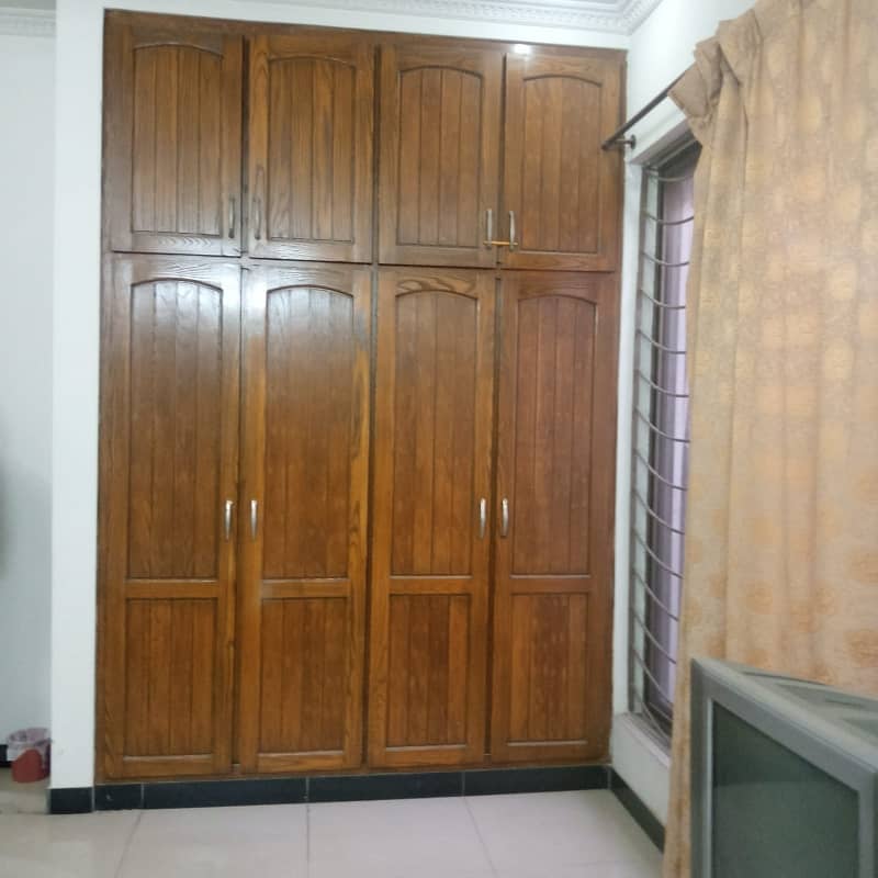 i. 8/4 Top Floor brand new 2rooms TV lounge kitchen for Rent small family and Females

                                                            alt=