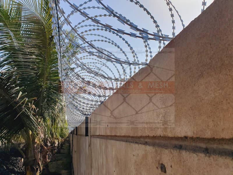 Razor Wire, Chain Link Fence, Weld Mesh, Barbed Wire, Hesco Barrier

                                                            alt=
