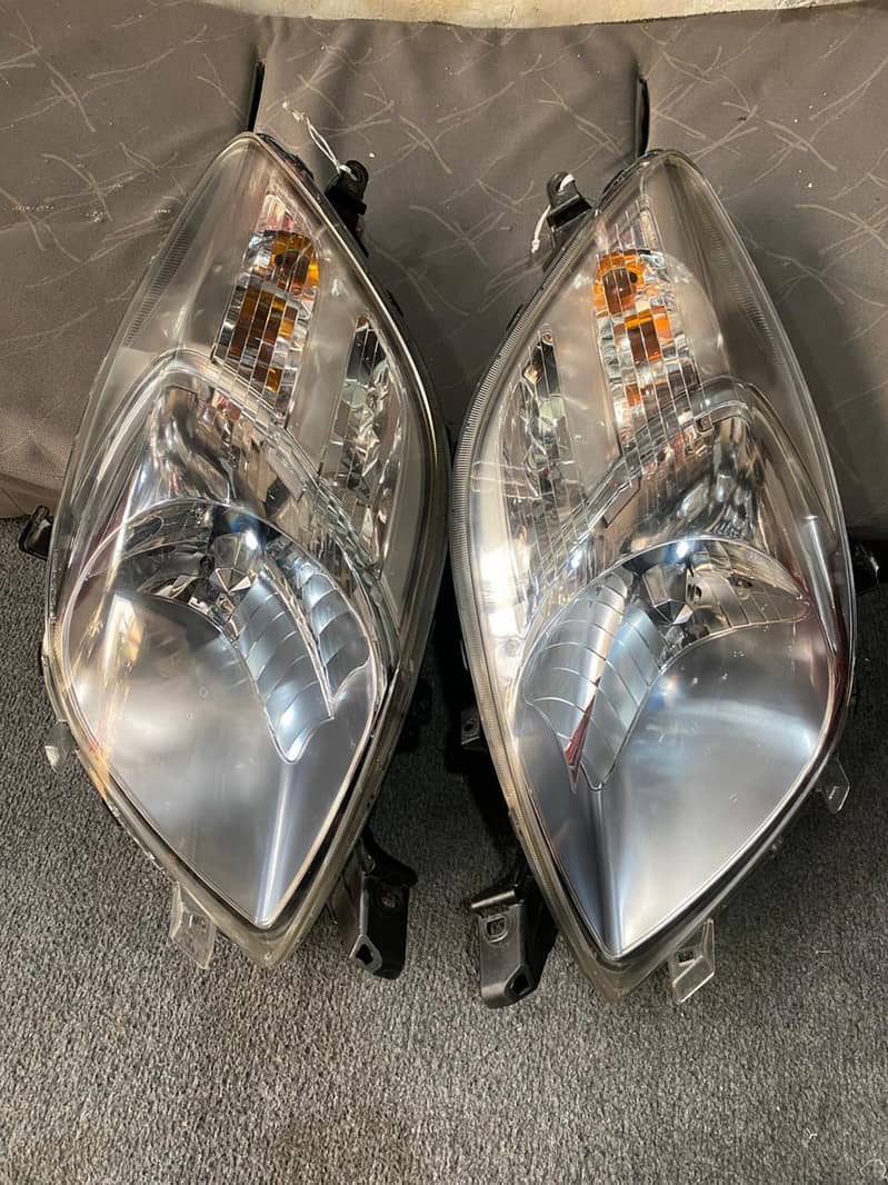 Toyota vitz headlight

                                                            alt=