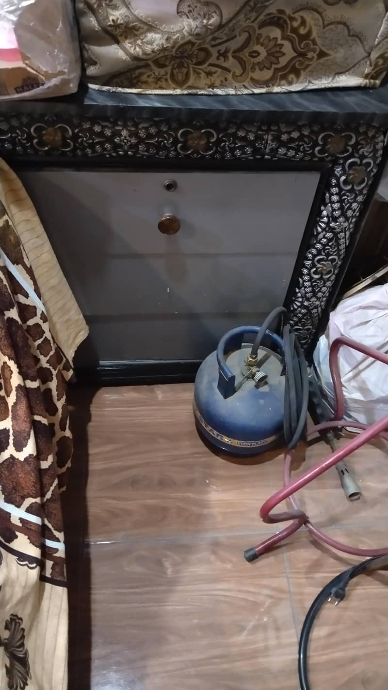 bed dressing sidetables

                                                            alt=