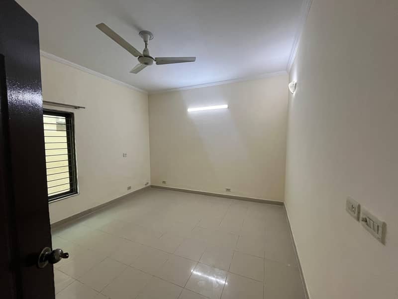 1 KANAL 5 BEDROOM WITH BASEMENT HOUSE AVAILABLE FOR RENT

                                                            alt=