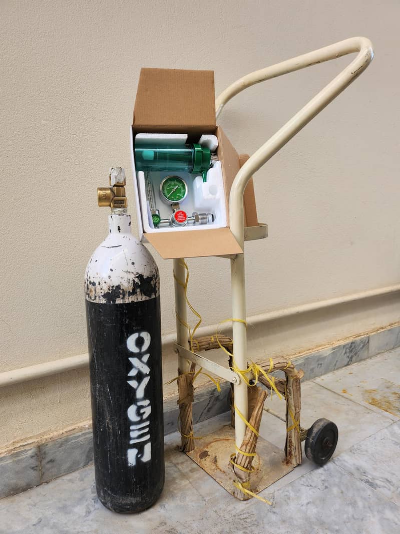 oxygen cylinder with kit

                                                            alt=