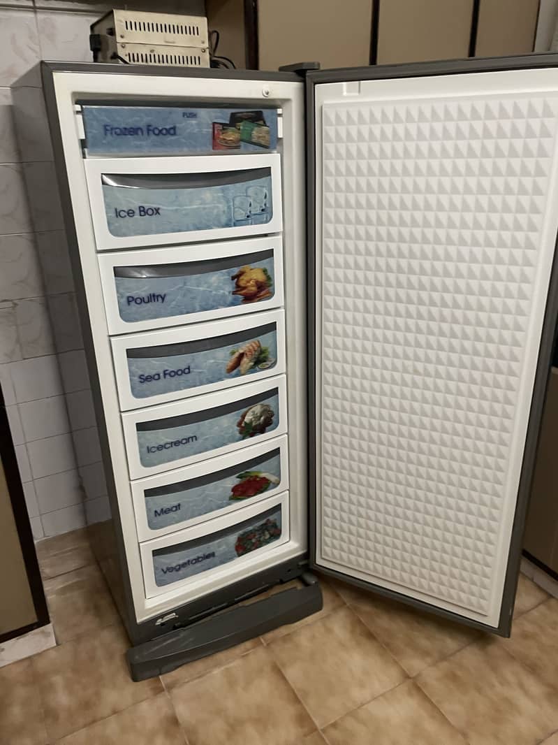 Dawlance freezer vertical new condition

                                                            alt=