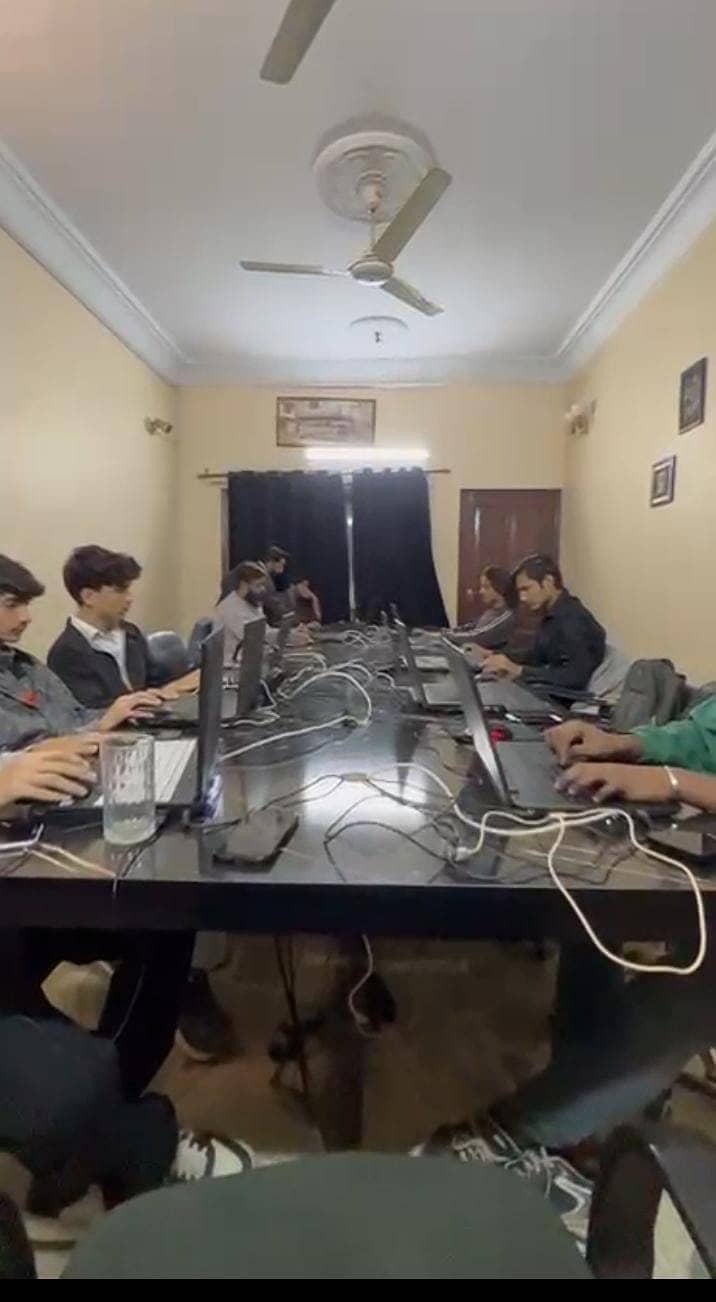 JOB - Software house- night shift - male / female

                                                            alt=