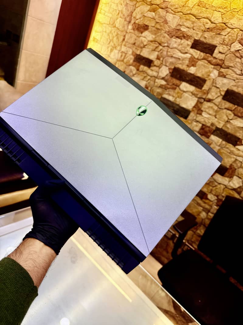 Alienware 15 i7 7th Gen 6 GB GTX Nvidia HQ Processor RGB lights

                                                            alt=