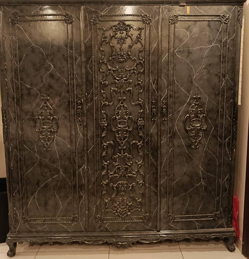 premium royal/antique style  luxury bed , bedside tables large

                                                            alt=