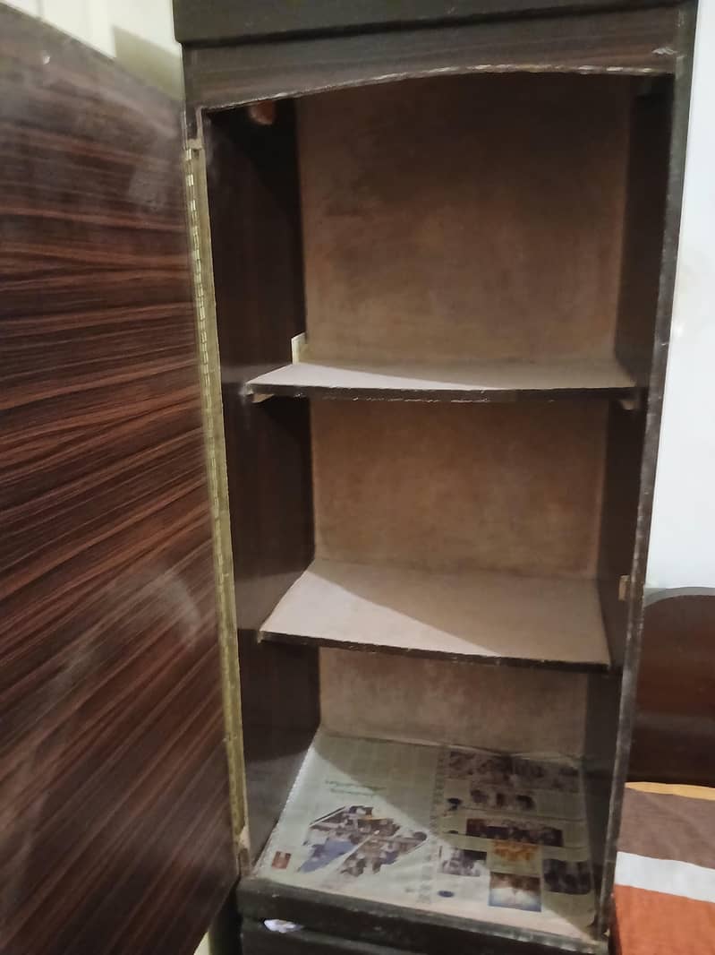 3× Single door cupboards

                                                            alt=