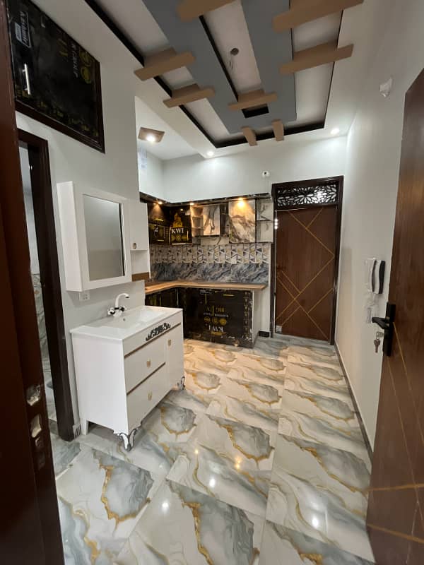 Beautiful 2 rooms flat available for sale in Allah wala town korangi crossing

                                                            alt=