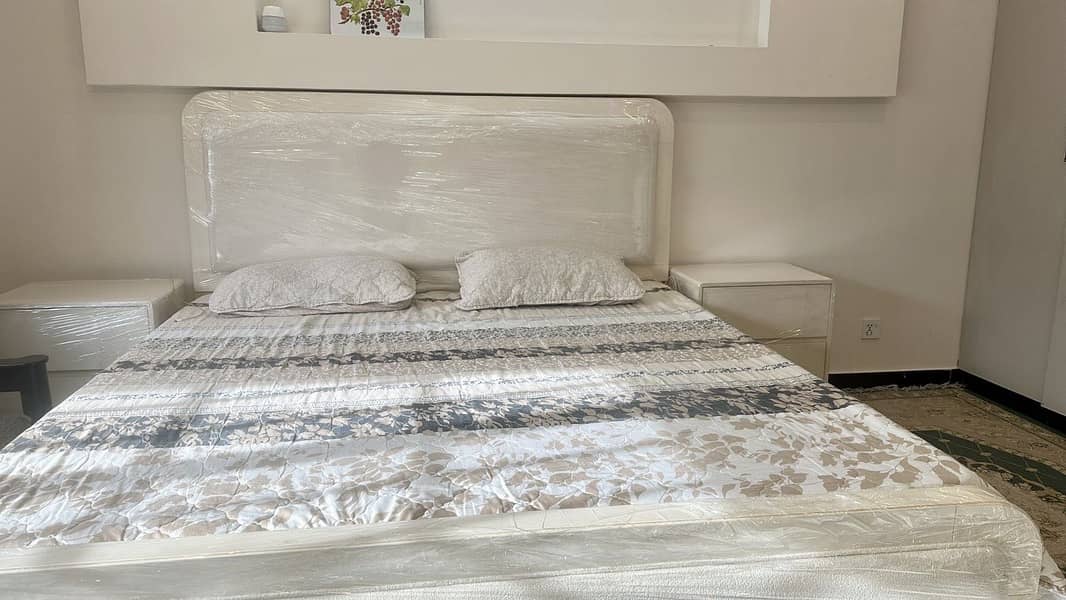 New Designer bed set urgent sale

                                                            alt=