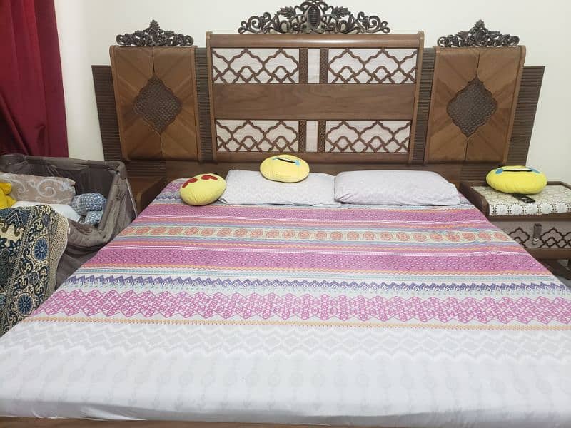 Turkish Chinyoti King Bed set

                                                            alt=