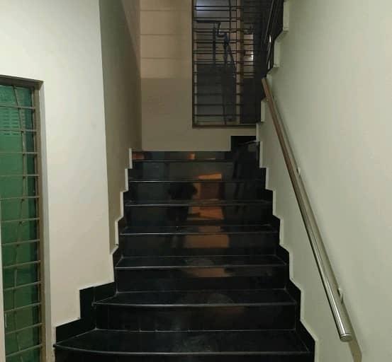 House For Grabs In 10 Marla Lahore

                                                            alt=