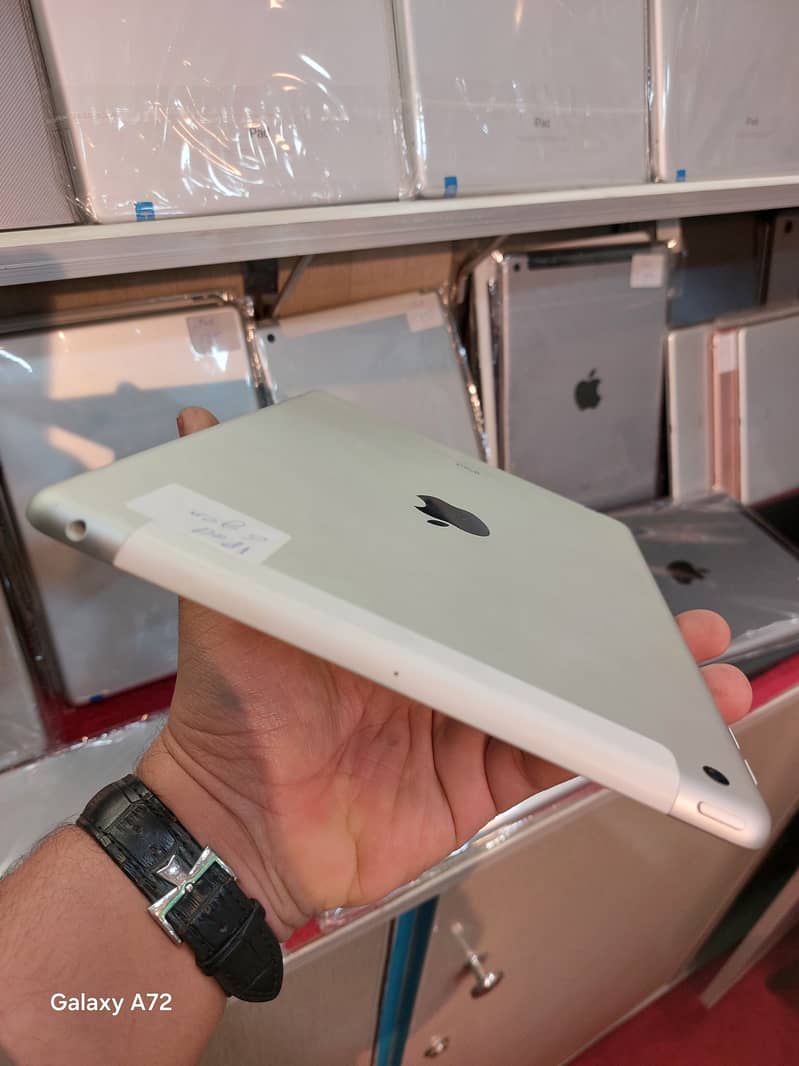 iPad 6th Gen 32GB | 90% Battery | 10/10 Condition | Silver/Grey

                                                            alt=