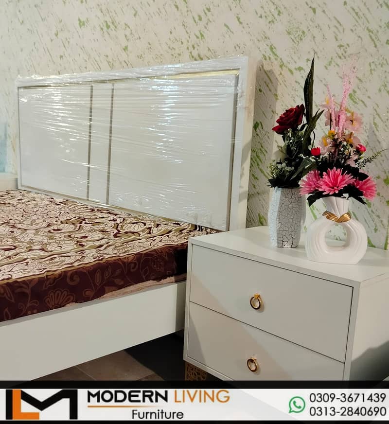 King size bed with 2 side tables best quality in your choice colours

                                                            alt=