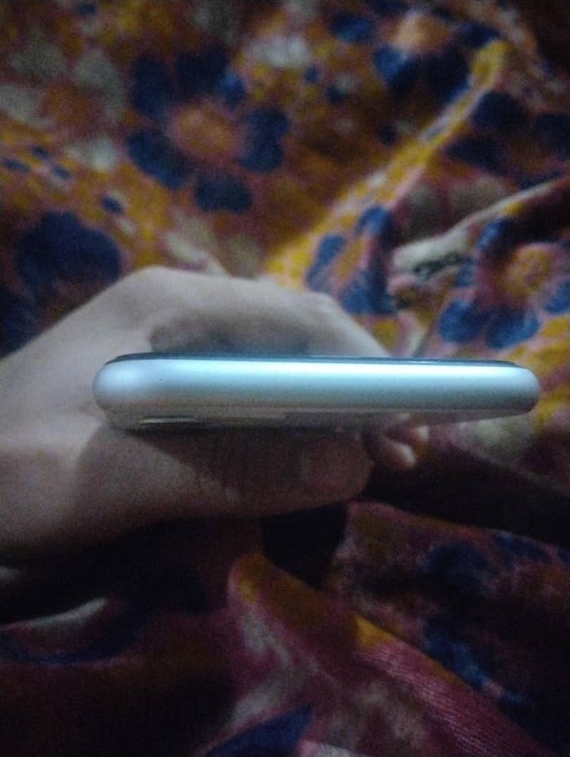 i phone 11 white condition

                                                            alt=