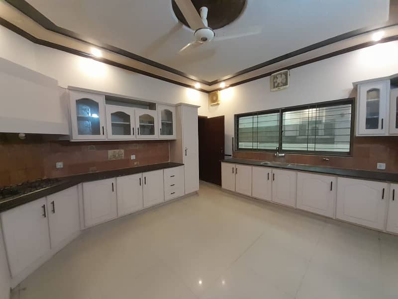 1 KANAL HOUSE FOR SALE AT HOT LOCATION DHA PHASE 4

                                                            alt=