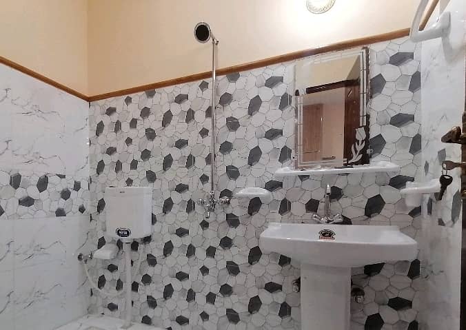 For Sale 4 Marla house ( videos available) location near Samanabad lhr

                                                            alt=