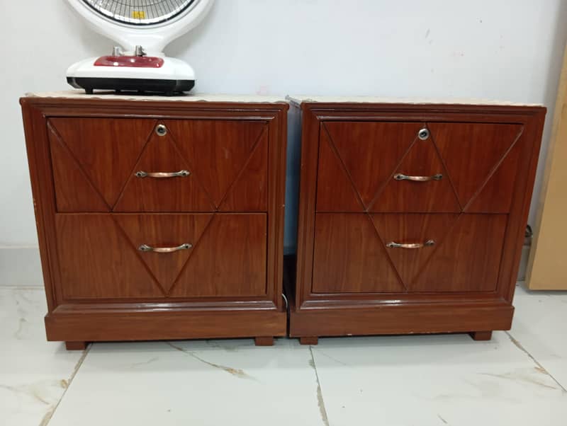 king size bed and side tables and dressing table

                                                            alt=