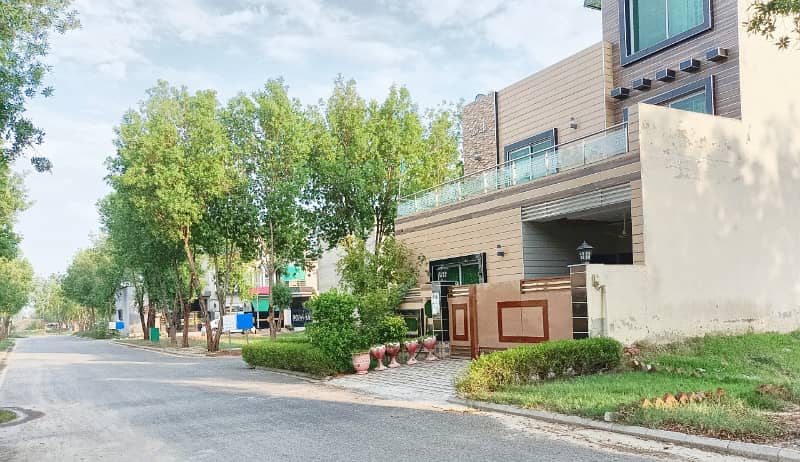 10 MARLA POSSESSION AVALIABLE PLOT MOST BEAUTIFUL PRIME LOCATION FOR SALE IN NEW LAHORE CITY PH 4 B BLOCK.

                                                            alt=