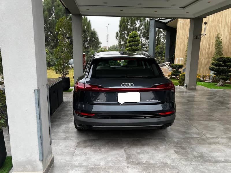 Audi e-tron 50 Quattro

                                                            alt=