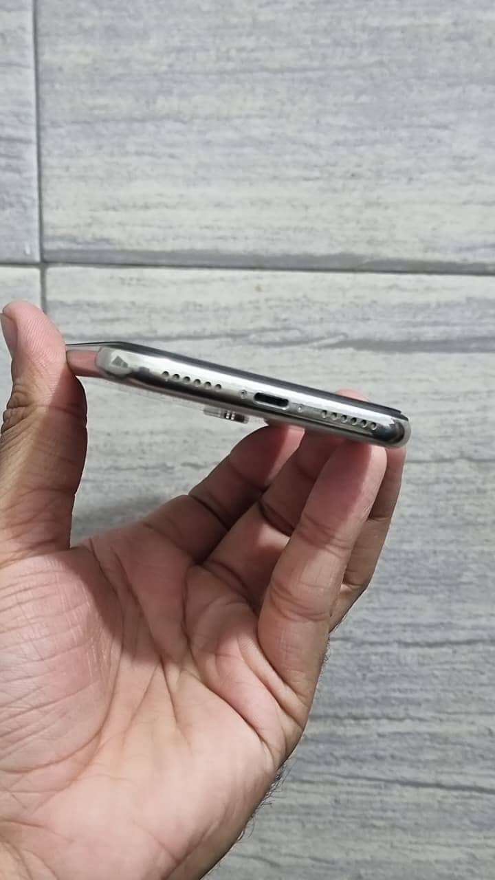 Apple iPhone X

                                                            alt=