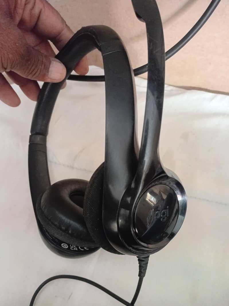 Headphones.  original un used but old. all working and physical

                                                            alt=