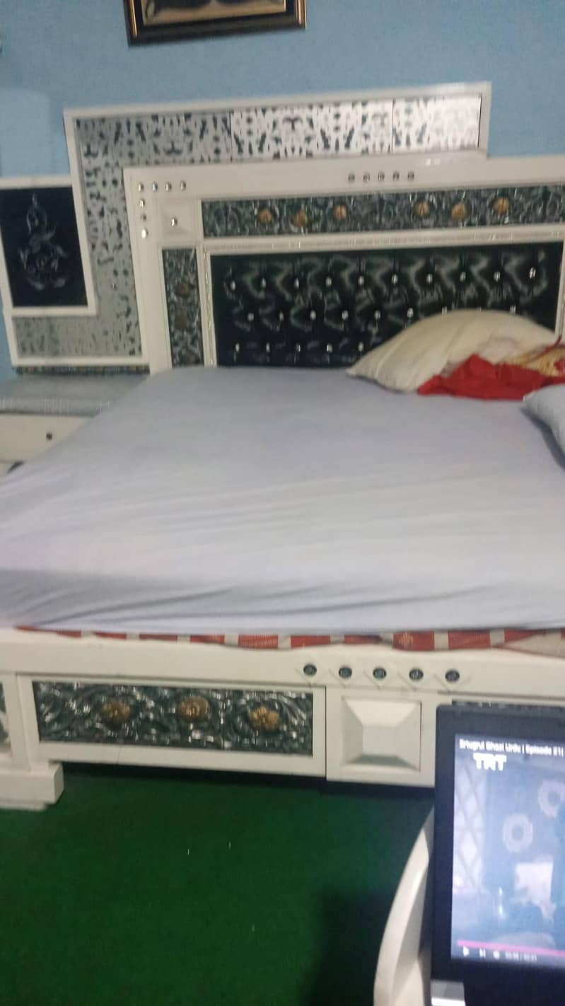 bed with dressing

                                                            alt=