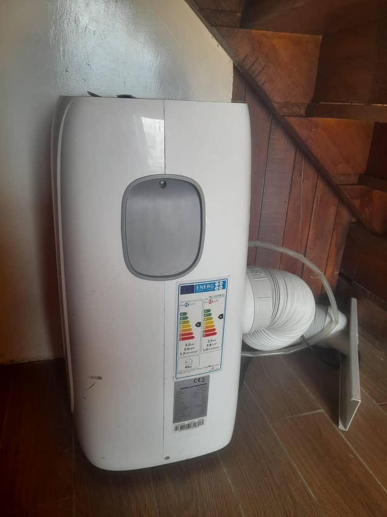 1. ton almost new urgent sale  heat and cool

                                                            alt=