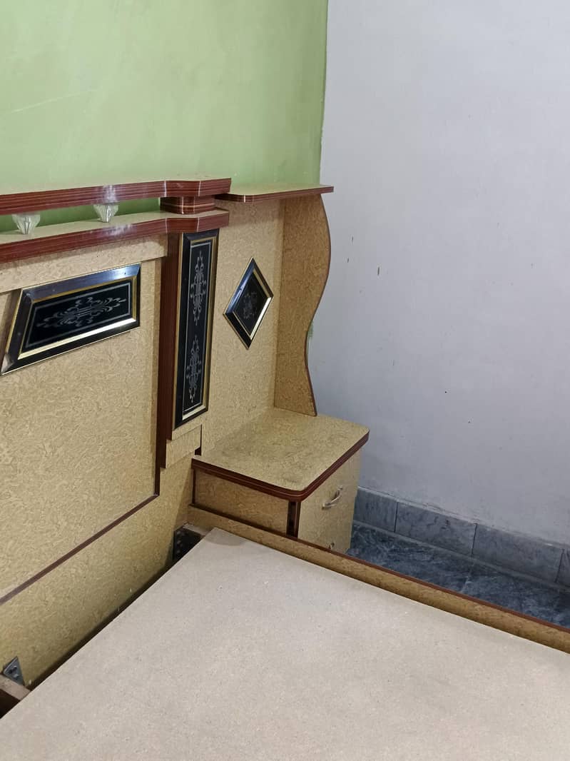 Used double Bed and dressing table

                                                            alt=