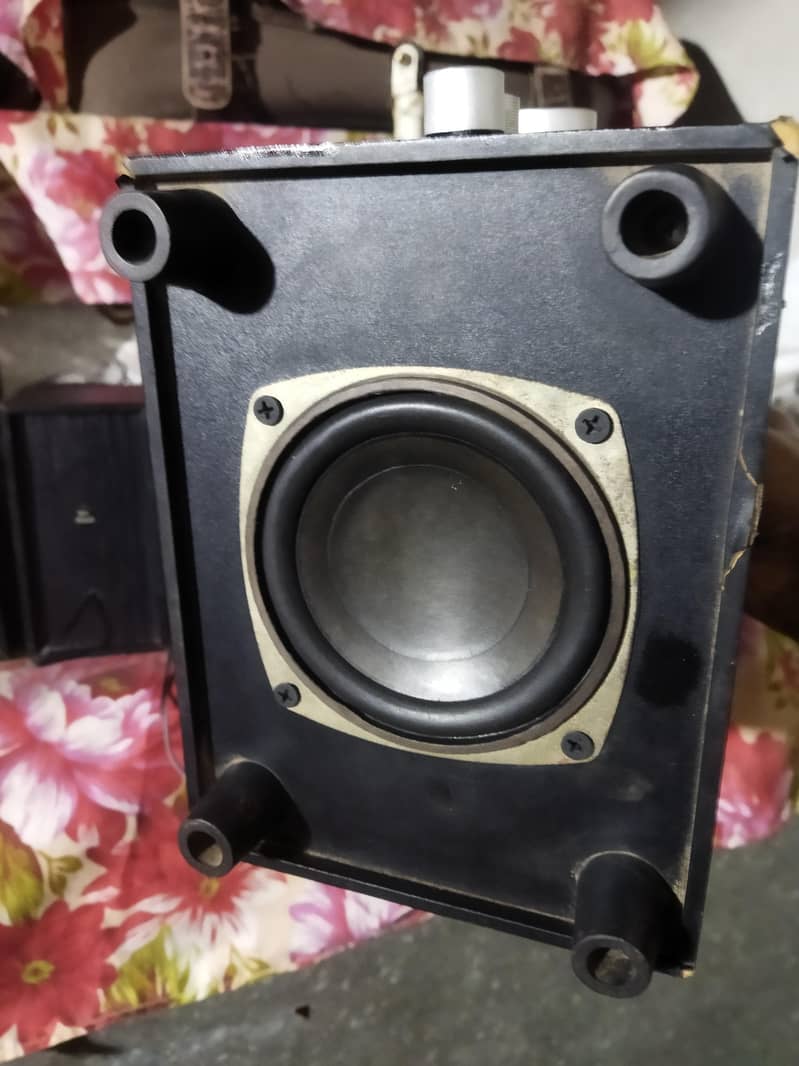 ORANGE S-P 575 Bluetooth model 100% okay good bass good sound

                                                            alt=