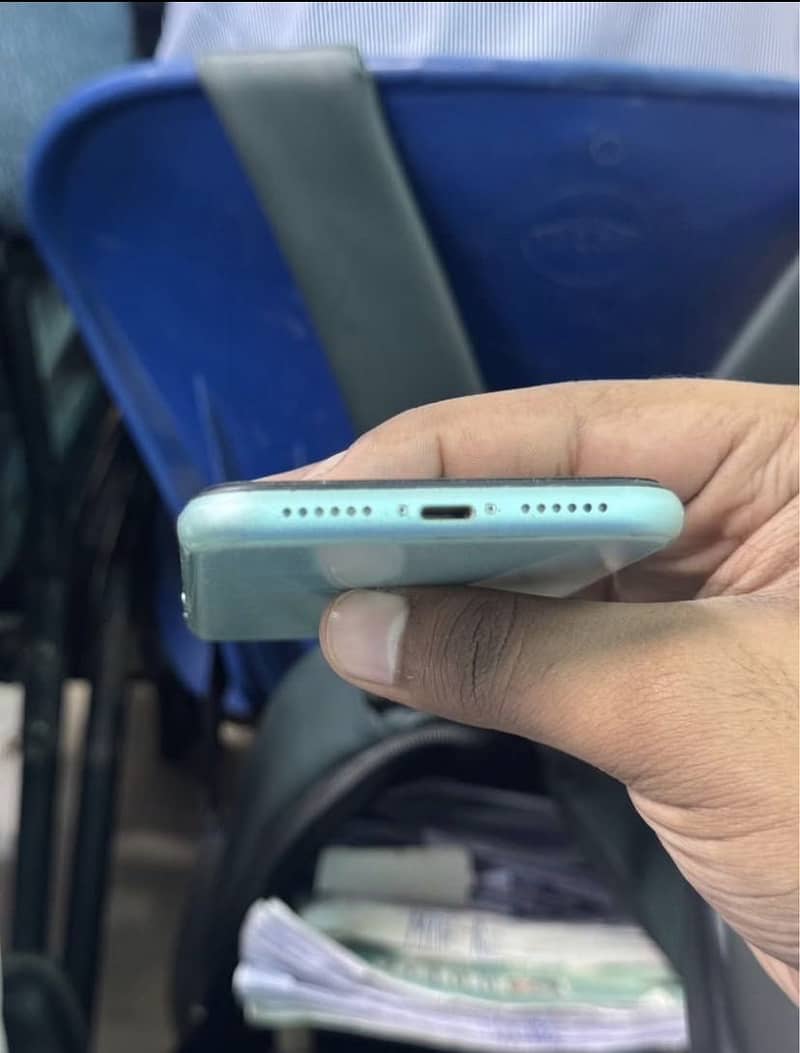 iphone 11 dual sim pta approved 64jb 10/10 pck phone

                                                            alt=