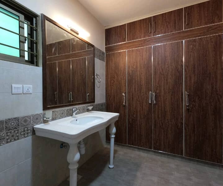 A House Of 375 Square Yards In Karachi

                                                            alt=