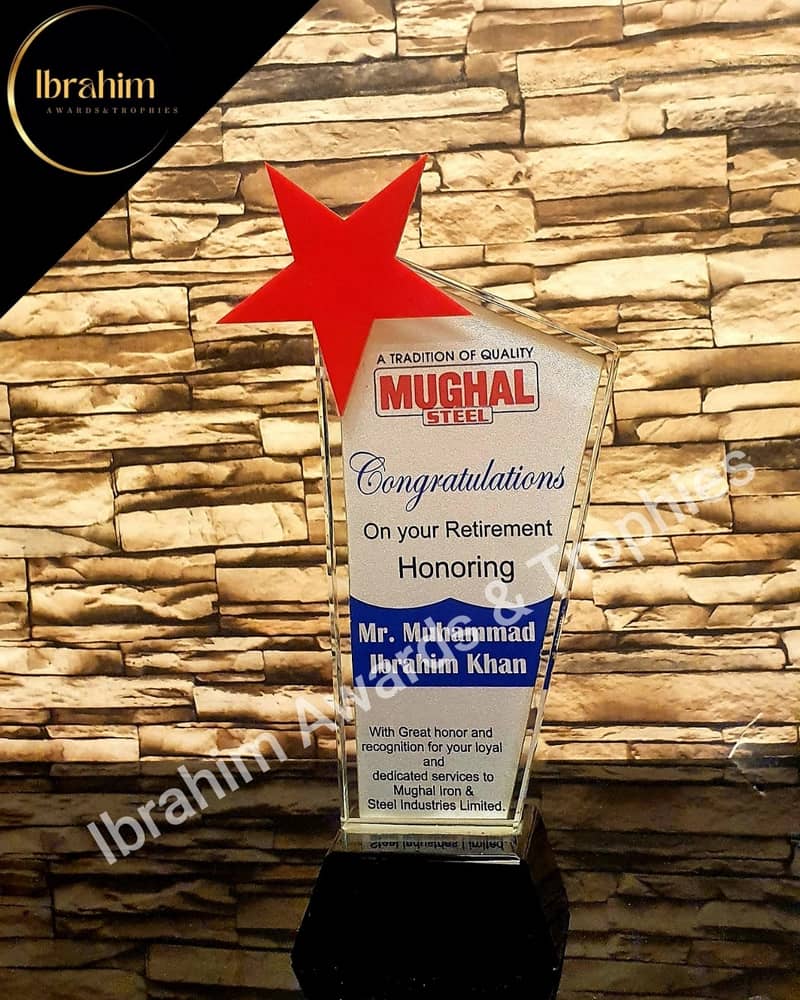 Shield , Awards. Glass shield / Trophies / metal & wood award trophie

                                                            alt=