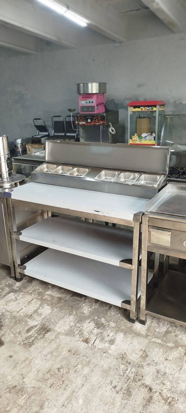 Topping table , preparation table

                                                            alt=