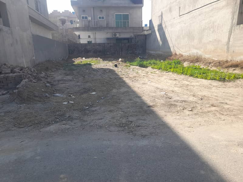 10 marla facing park plot for sale

                                                            alt=