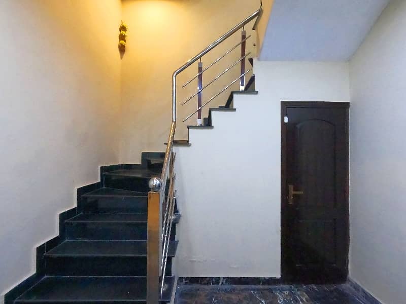 10 Marla Used House For Sale In Ghaznavi Block Bahria Town Lahore

                                                            alt=