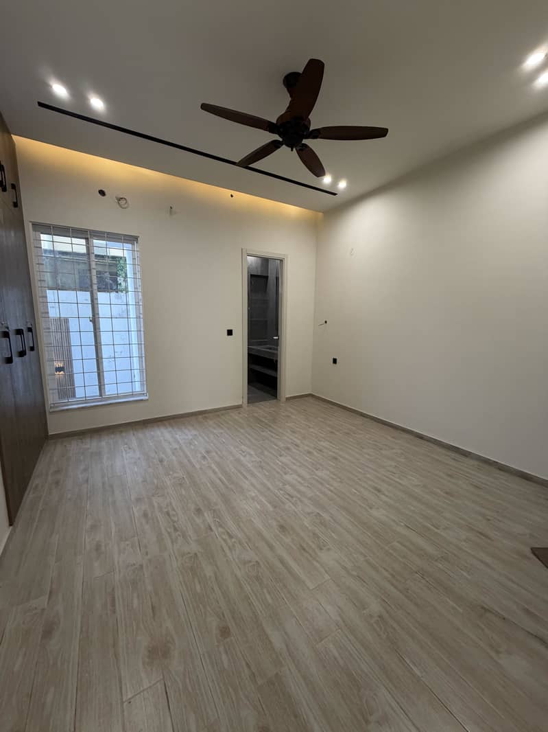 10 Marla Modern House on Main 80' Road Hottest Location Available for Sale !

                                                            alt=