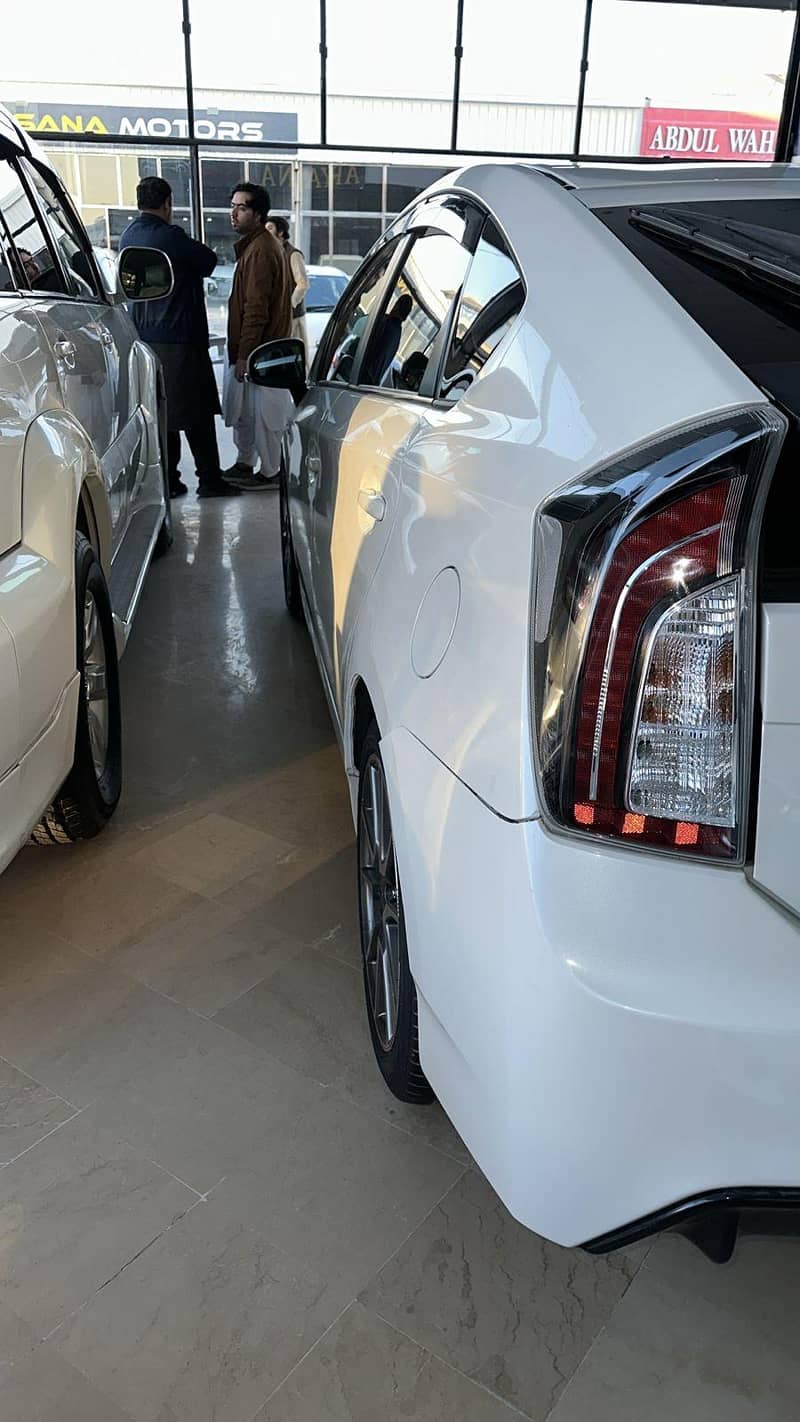 Toyota Prius GS 2012 full option Very new car

                                                            alt=