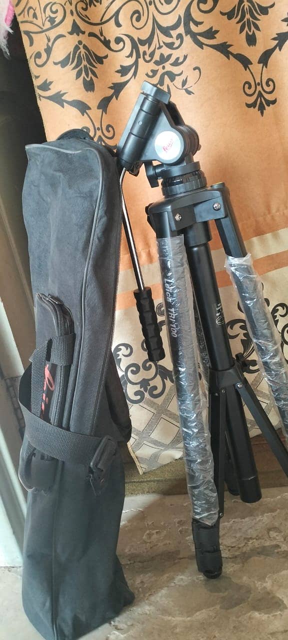 Canon D2000 Professional Digital SLR Camera – Classic Early DSLR

                                                            alt=