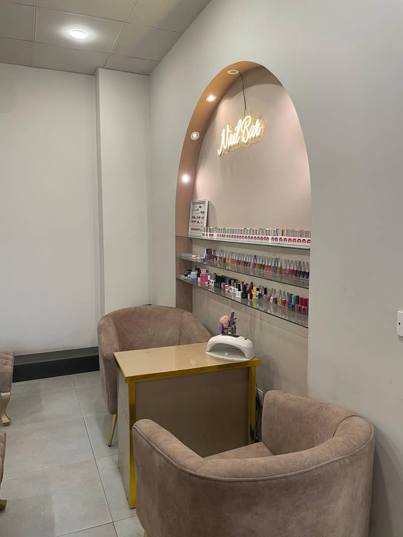 Ladies Beauty Salon

                                                            alt=