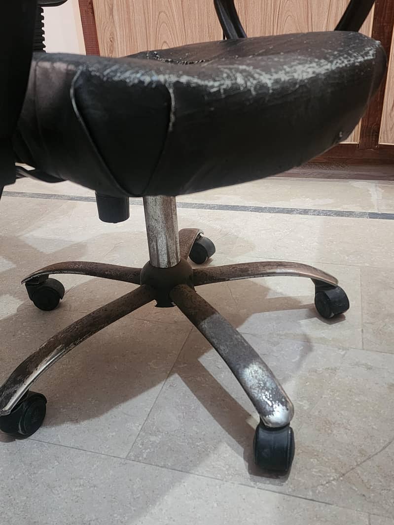 Chair

                                                            alt=