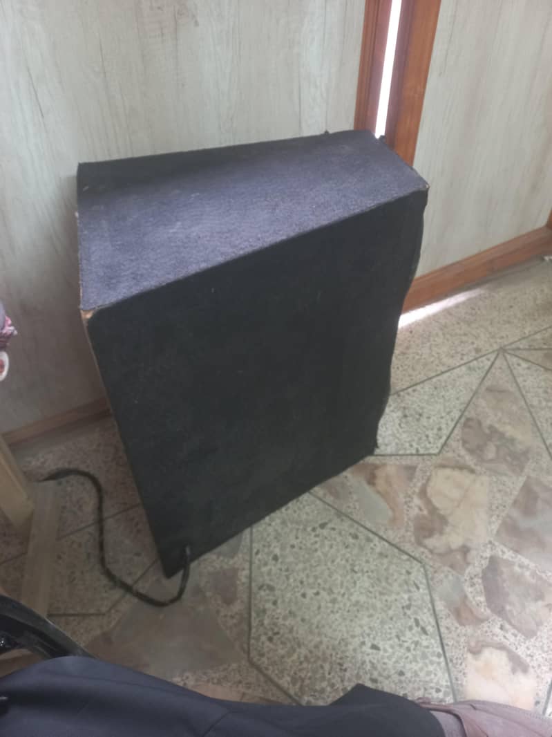 kenwood 2 speakers 1 pioneer woofer

                                                            alt=