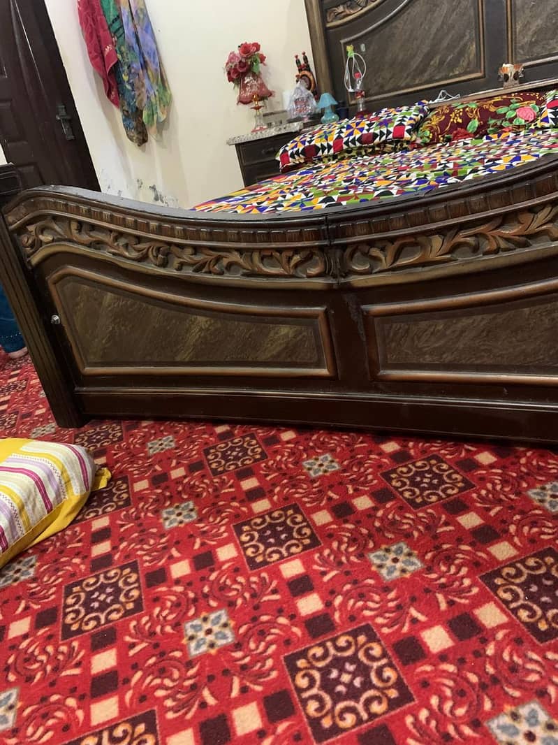 chinioti style wodden king size bed with 2 side Table

                                                            alt=