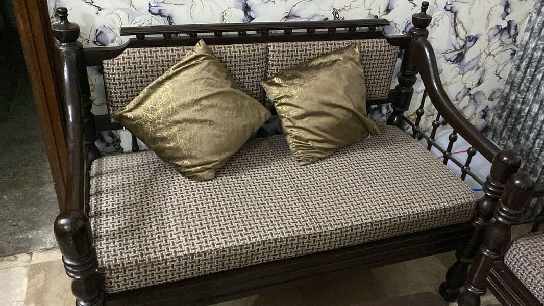 molty foam sofa 10/10 condition

                                                            alt=