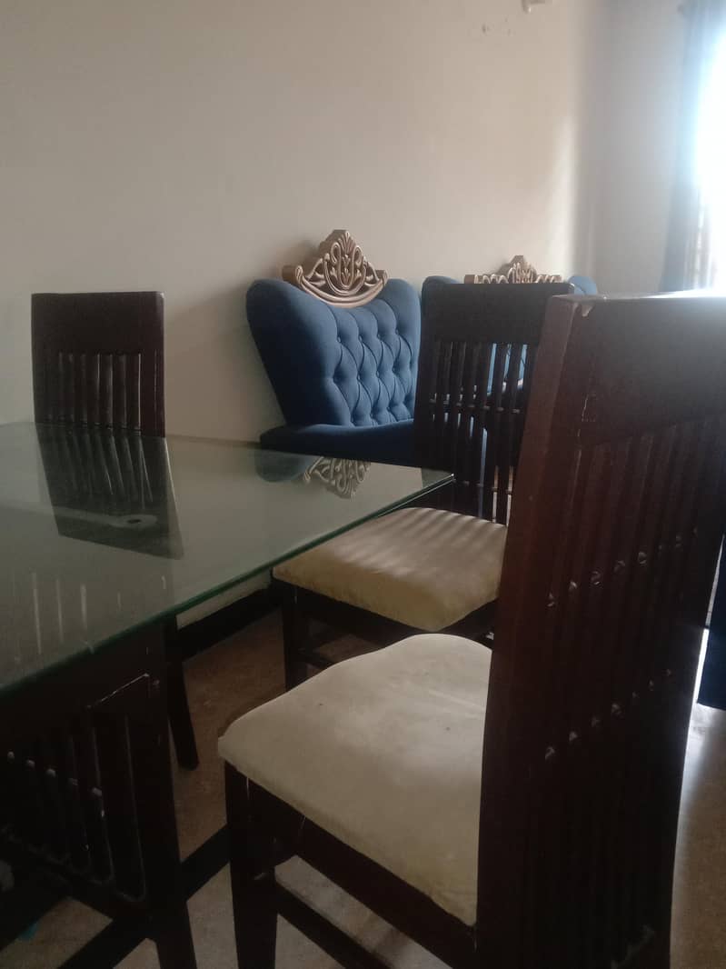 Dinning table with 6 chairs

                                                            alt=