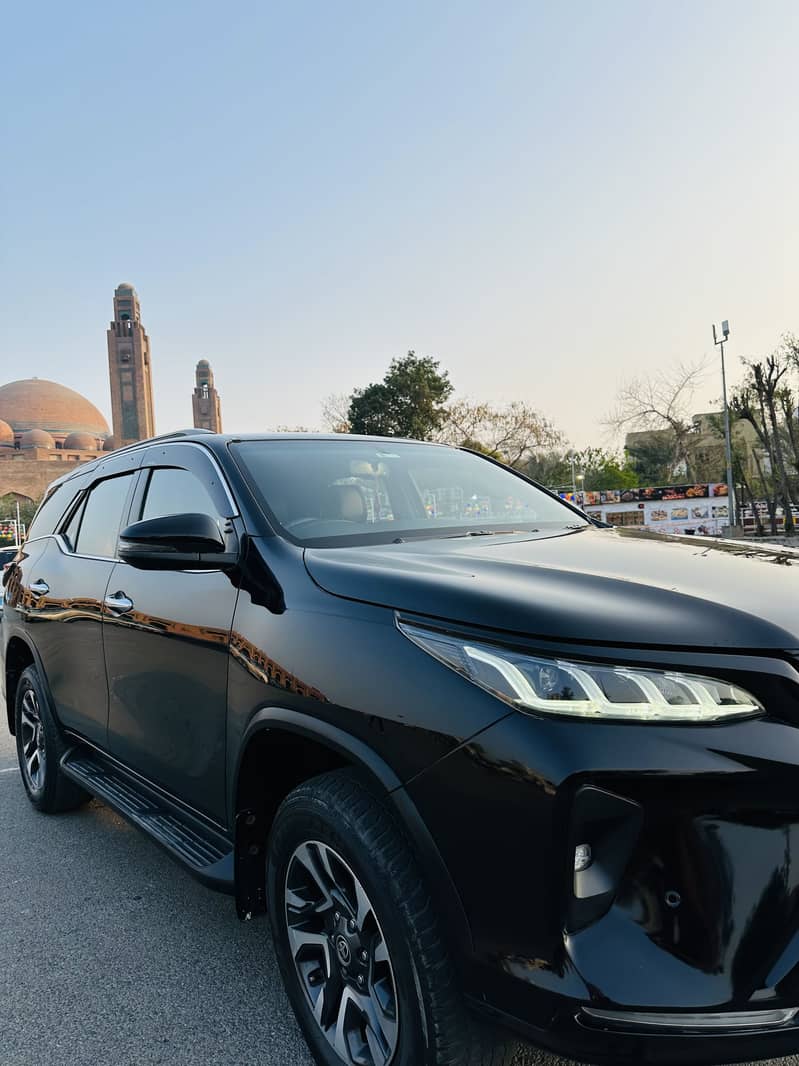 Toyota Fortuner Legender 2.8

                                                            alt=