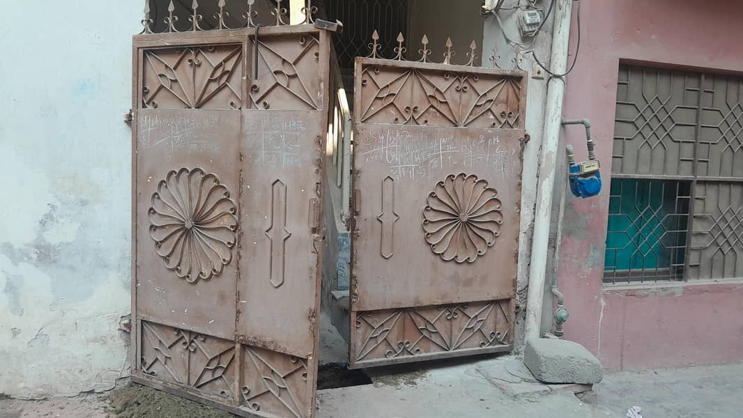 Home Main Gate Door

                                                            alt=