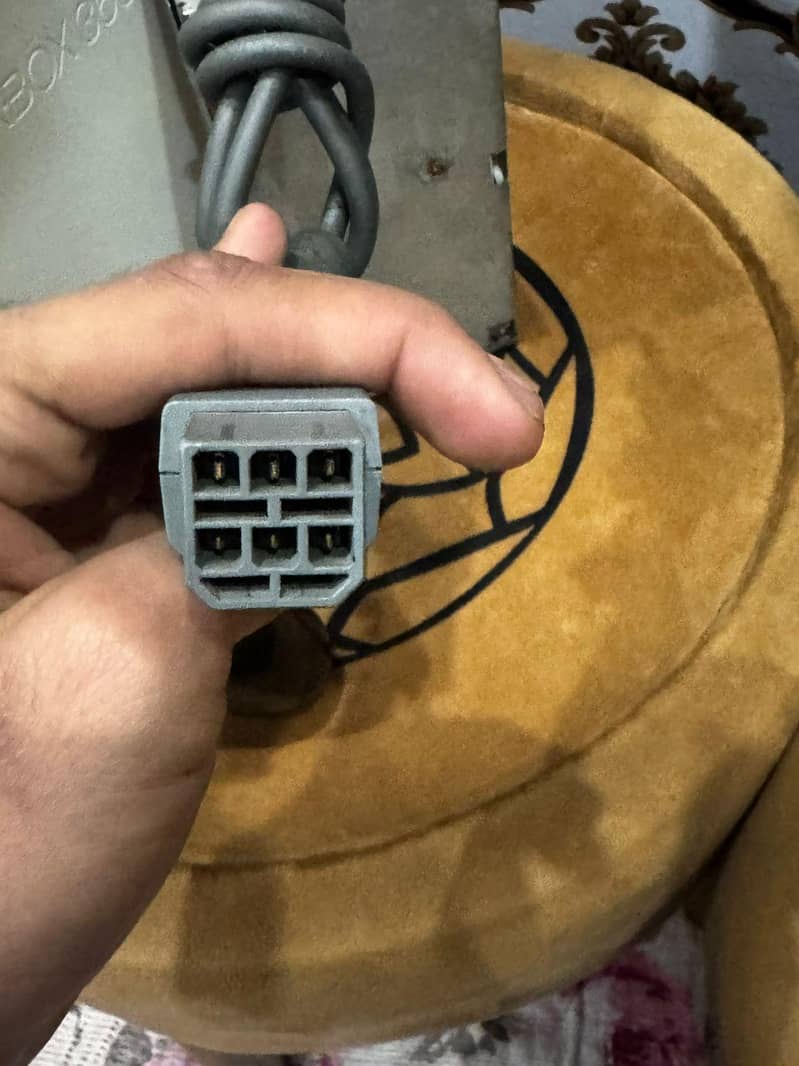 xbox 360 jesper 250GB hard with wireless controller

                                                            alt=