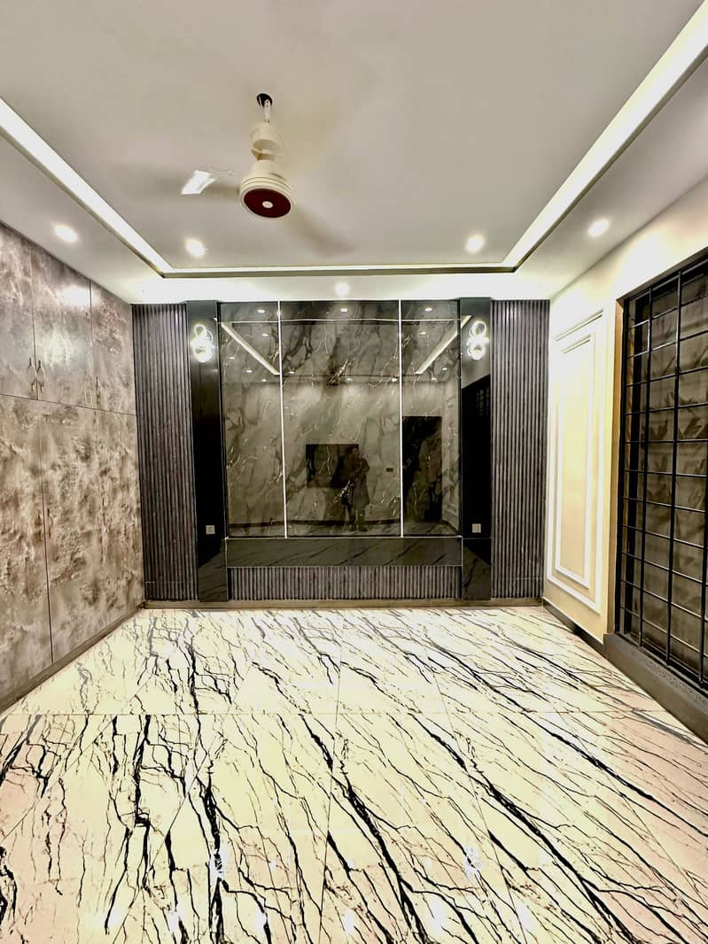 1 Kanal Brand New Luxury Modern Style All Original Picture Attached With Direct Meeting Available For Sale In Wapda Town Near Wapda Round About

                                                            alt=